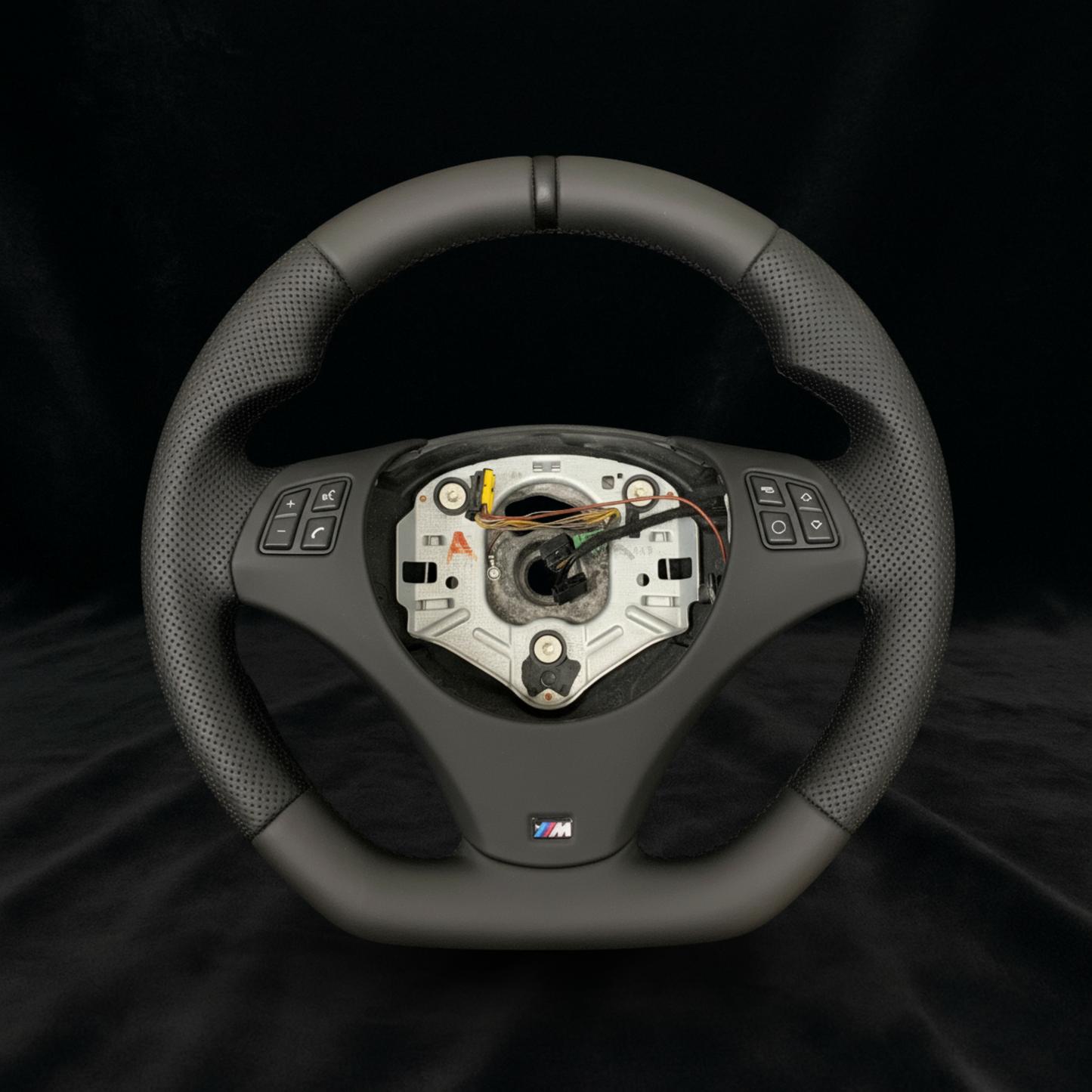 BMW E9xx Skinn Ratt med Svarte Detaljer