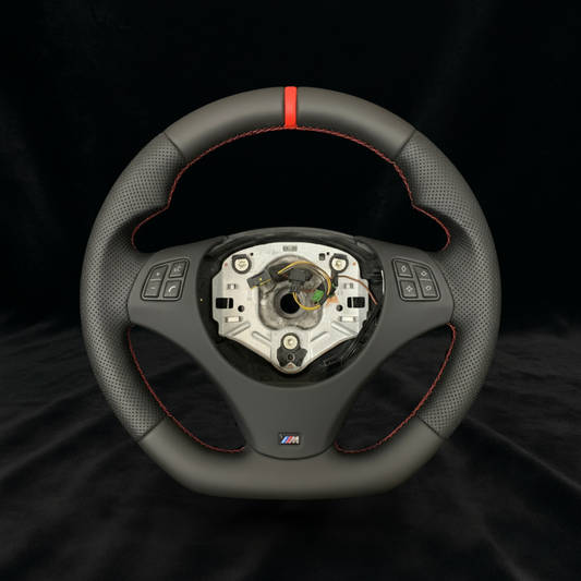 BMW E9xx Skinn Ratt med Røde Detaljer