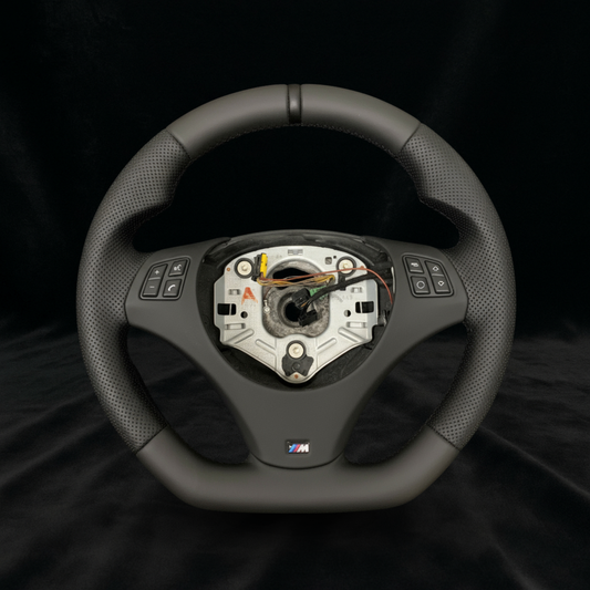 BMW E9xx Skinn Ratt med Svarte Detaljer