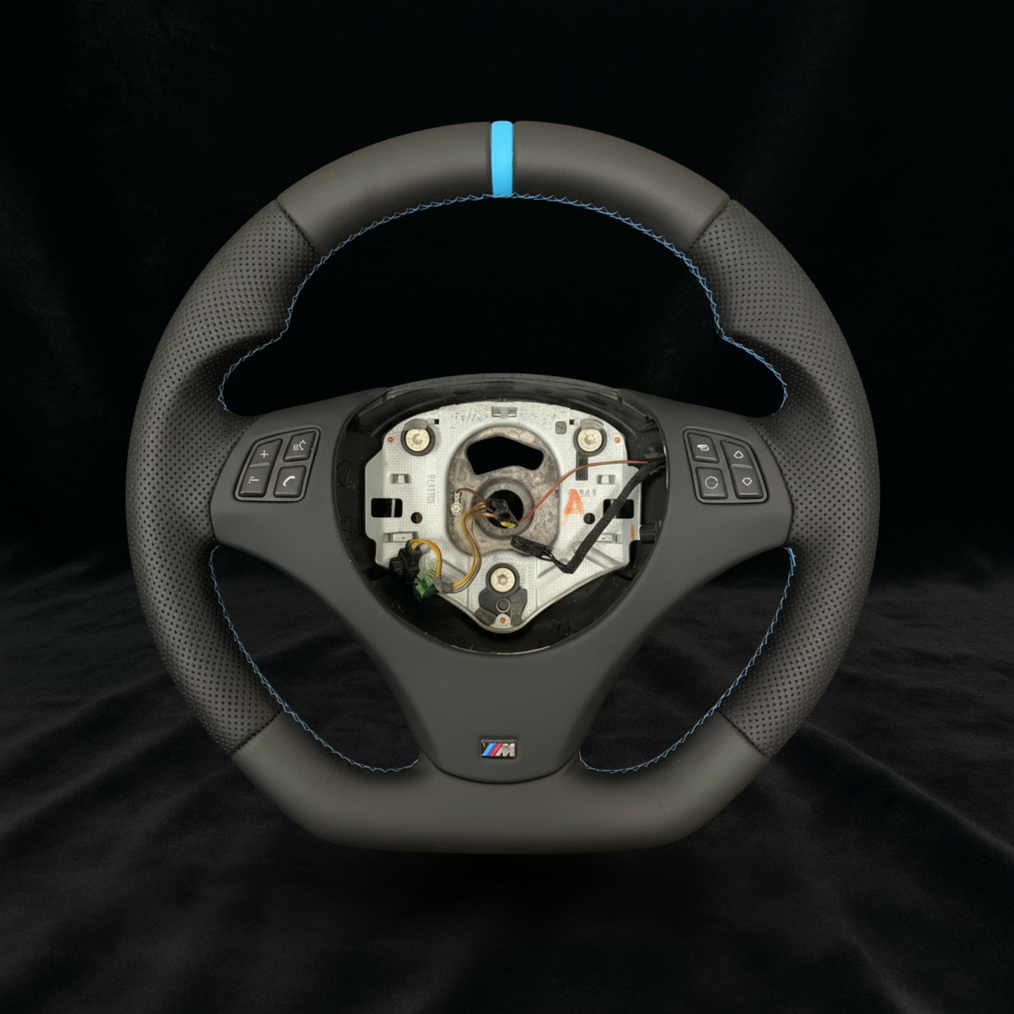 BMW E9xx Skinn Ratt med Blå Detaljer