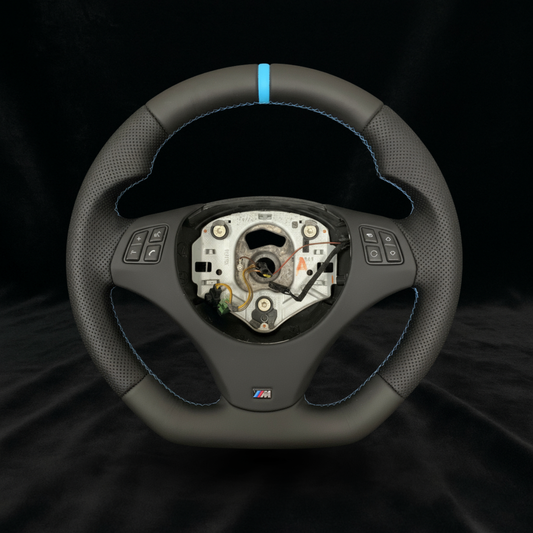 BMW E9xx Skinn Ratt med Blå Detaljer